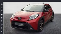 Chili red perleffekt/ night sky black Gebraucht 2024 Toyota Aygo X Pulse SUV | 16.690 € (Fairer Preis)