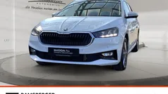Weiß (moonweiss metallic) Gebraucht 2023 Skoda Fabia Ambition Limousine | 22.890 € (Fairer Preis)