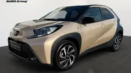 Gebraucht Toyota Aygo X Pulse 72 PS (52 kW) 2023 Ginger beige metallic/ night sky black SUV