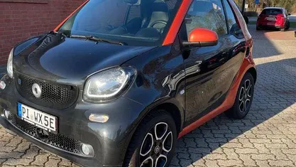 Schwarz (bodypanels in black / lava orange) Gebraucht 2019 Smart ForTwo Electric Drive Prime Cabrio | 9.890 € (Fairer Preis)