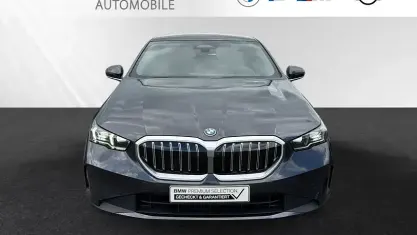 Gebraucht BMW 550e Comfort Edition 489 PS (359 kW) 2024 Sophistograu brillanteffekt metallic Limousine