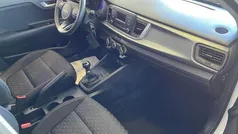 Ud) schneeweiss (weiss Gebraucht 2023 Kia Rio Edition 7 Limousine | 15.850 € (Fairer Preis)
