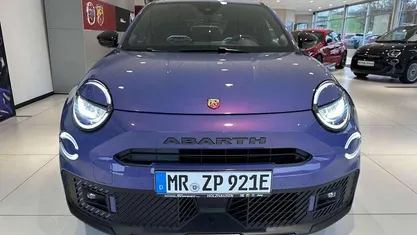 Violett Gebraucht 2025 Abarth 600e Scorpionissima SUV | 44.990 € (Fairer Preis)