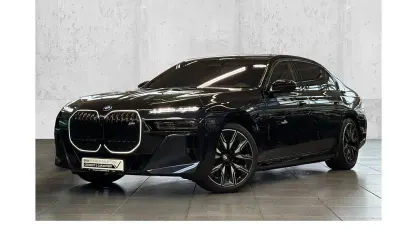 Gebraucht BMW M760e Sport Line 571 PS (419 kW) 2024 Carbonschwarz Limousine