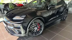 Tiefschwarzmetallic Gebraucht 2025 Porsche Macan Turbo Sport SUV | 129.900 € (Fairer Preis)