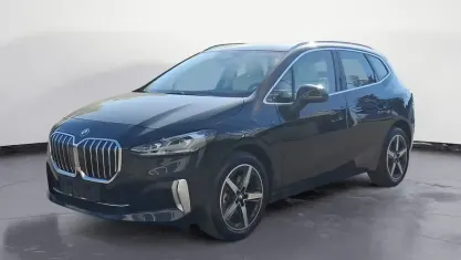 Neu BMW 218 Active Tourer Luxury Line 136 PS (100 kW) 2026 Schwarz Van / Kleinbus