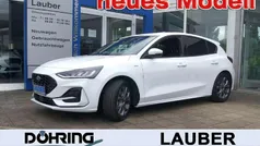 Weiß Gebraucht 2023 Ford Focus ST-Line Limousine | 22.995 € (Fairer Preis)