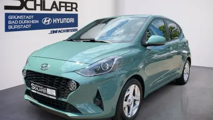 Gebraucht Hyundai i10 Edition 30 67 PS (49 kW) 2022 Mangrove green / mic Kleinwagen