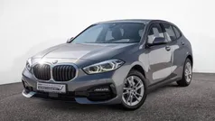 Skyscraper grau Gebraucht 2023 BMW 118 Sport Line Kleinwagen | 24.450 € (Guter Preis)
