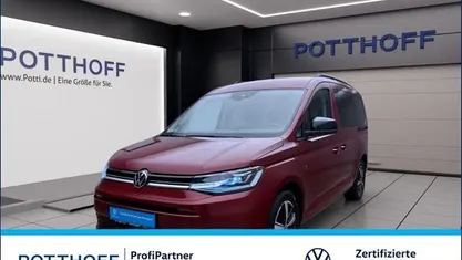 Rot Gebraucht 2024 VW Caddy Maxi Life Van / Kleinbus | 32.977 € (Fairer Preis)