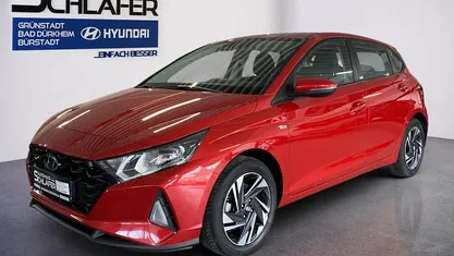 Gebraucht Hyundai i20 Trend 101 PS (74 kW) 2021 Dragon red / met Kleinwagen