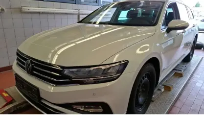 Gebraucht VW Passat Business 150 PS (110 kW) 2024 Weiss Kombi