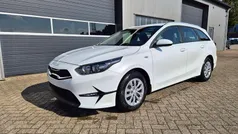 Deluxeweiß metallic Neu 2025 Kia Ceed Sportswagon Vision Kombi | 25.090 € (Fairer Preis)