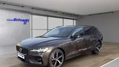 Platinum grey / metallic Gebraucht 2025 Volvo V60 Plus Kombi | 40.390 € (Fairer Preis)