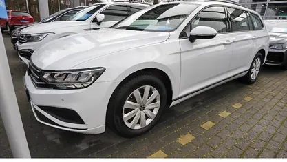 Gebraucht VW Passat Basis 122 PS (89 kW) 2024 Weiß Kombi