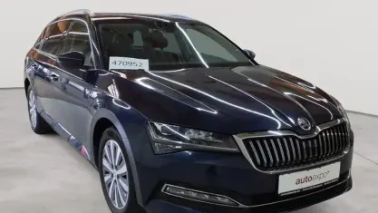 Gebraucht Skoda Superb Style 200 PS (147 kW) 2022 Plumblau metallic Kombi