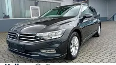 Grau Gebraucht 2023 VW Passat Business Kombi | 26.970 € (Guter Preis)