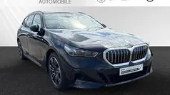 Saphirschwarz metallic Gebraucht 2024 BMW 520 M Sport Kombi | 51.898 € (Superpreis)
