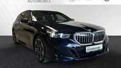 Carbonschwarz metallic Gebraucht 2024 BMW 520 M Sport Kombi | 52.200 € (Superpreis)