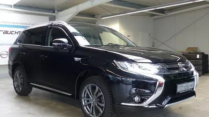 Schwarz pantherschwarz (p) (metallic) Gebraucht 2017 Mitsubishi Outlander P-HEV Plus SUV | 16.950 € (Etwas zu teuer)