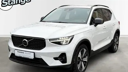 Weiss Gebraucht 2022 Volvo XC40 Plus SUV | 35.900 € (Fairer Preis)