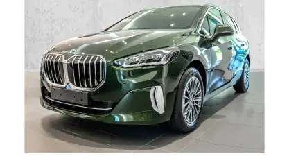 Gebraucht BMW 218 Active Tourer Luxury Line 136 PS (100 kW) 2026 Grün Van / Kleinbus