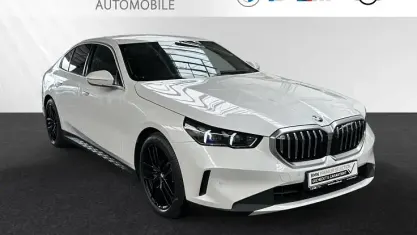 Gebraucht BMW 540 Sport Line 303 PS (222 kW) 2025 Mineralweiß metallic Limousine