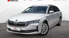Weiss / moonweiß perleffekt (metallic) Gebraucht 2024 Skoda Octavia Selection Kombi | 29.880 € (Fairer Preis)