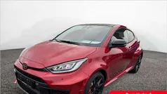 Emotional red Neu 2024 Toyota Yaris Limousine | 48.460 € (Fairer Preis)