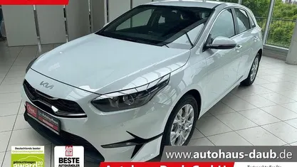 Neu Kia Ceed 101 PS (74 kW) 2025 Carraraweiss Kleinwagen