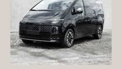Neu Hyundai Staria Signature 224 PS (164 kW) 2026 Schwarz Van / Kleinbus