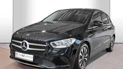 Kosmosschwarz metalliclack Gebraucht 2022 Mercedes B180 Style Van / Kleinbus | 21.950 € (Fairer Preis)