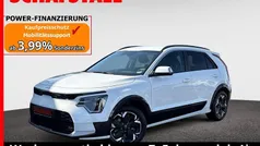 Weiss ((swp) snow white pearl) Gebraucht 2023 Kia e-Niro Spirit SUV | 29.479 € (Fairer Preis)