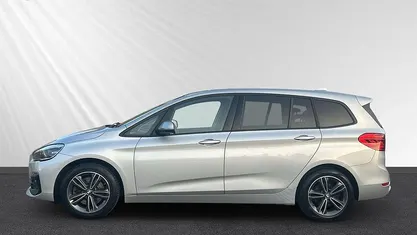 Gebraucht BMW 218 Gran Tourer Sport Line 150 PS (110 kW) 2021 Glaciersilber metallic Van / Kleinbus
