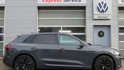 Magnetgrau Gebraucht 2025 Audi Q8 e-tron S-Line SUV | 62.990 € (Fairer Preis)