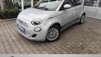 Hellblau (perla lunare met.) Gebraucht 2025 Fiat 500e Limousine | 24.950 € (Fairer Preis)