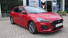 Rot (fantastic red tc) Gebraucht 2024 Ford Focus ST-Line X Limousine | 27.890 € (Fairer Preis)