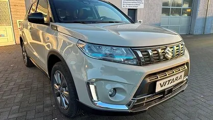 Savannah ivory/ black dach Gebraucht 2024 Suzuki Vitara Comfort Limousine | 19.490 € (Superpreis)