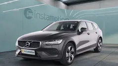 Grau Gebraucht 2022 Volvo V60 CC Pro Kombi | 33.800 € (Guter Preis)