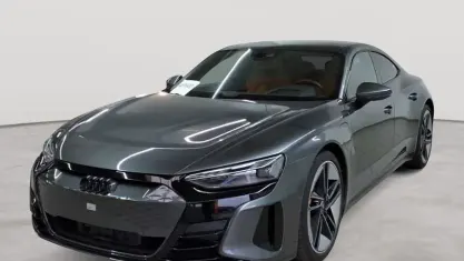 Gebraucht Audi e-tron GT quattro Design 350 kW (476 PS) 2023 Daytonagrau perleffekt Limousine