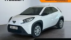 Weiss Gebraucht 2023 Toyota Aygo X-play Kleinwagen | 14.580 € (Fairer Preis)