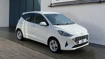 Gebraucht Hyundai i10 Edition 30 67 PS (49 kW) 2022 Polar white Kleinwagen