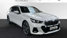 Mineralweiß metallic Gebraucht 2024 BMW 520 M Sport Kombi | 51.700 € (Superpreis)