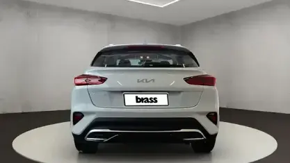 Neu Kia Ceed 150 PS (110 kW) 2026 Deluxeweiss met. Kleinwagen