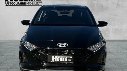 Schwarz metallic Neu 2025 Hyundai i20 Trend Limousine | 22.890 € (Fairer Preis)