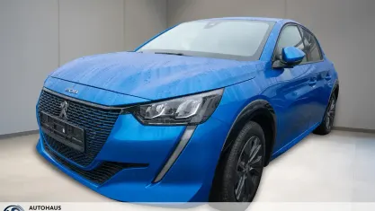 Gebraucht Peugeot e-208 Allure+ 100 kW (136 PS) 2023 Blau Kleinwagen