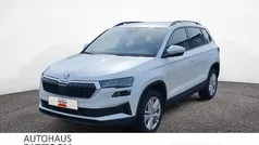 Moonweiss metallic Gebraucht 2024 Skoda Karoq Selection SUV | 32.450 € (Fairer Preis)