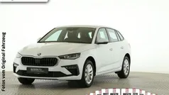 Moonweiss perleffekt (metallic) Gebraucht 2024 Skoda Scala Selection Kleinwagen | 23.920 € (Fairer Preis)
