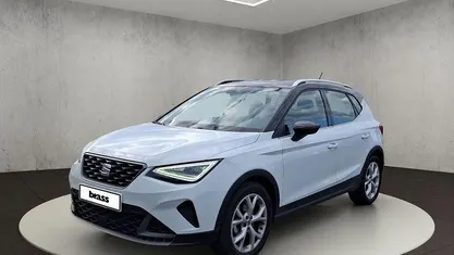 Nevada weiß metallic/midnight schwarz metallic Gebraucht 2023 Seat Arona FR SUV | 20.950 € (Fairer Preis)