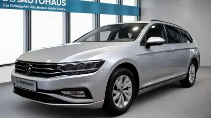 Gebraucht VW Passat 122 PS (89 kW) 2023 Silber Kombi